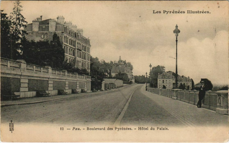 Carte postale ancienne Pau Boulevard des Pyrenees ,Hotel du Palais France à Pau