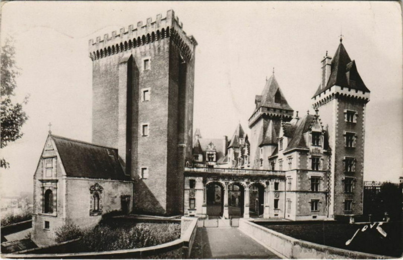Carte postale ancienne Pau Chateau d'Henri Iv ,entree principale France à Pau
