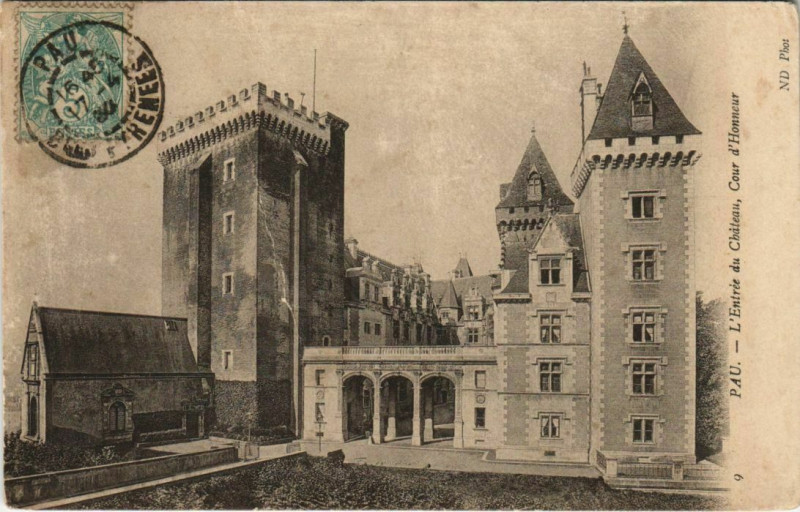 Carte postale ancienne L'Entrée du Château, Cour d'Honneur à Pau