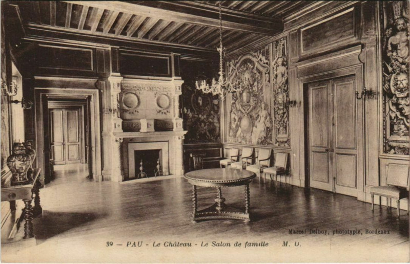 Carte postale ancienne Pau Le Chateau ,Le Salon de famille France à Pau