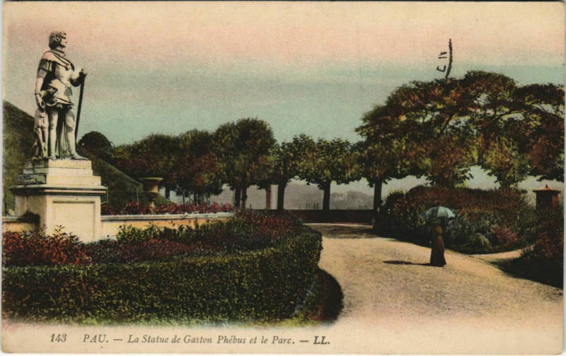 Carte postale ancienne Pau Statue de Gaston Phebus et le Parc France à Pau