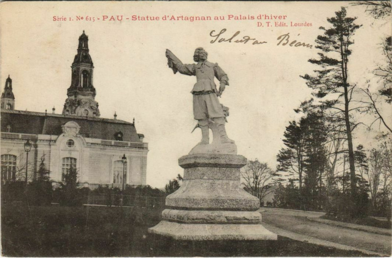 Carte postale ancienne Pau Statue d'Artagnan au Palais d'hiver France à Pau