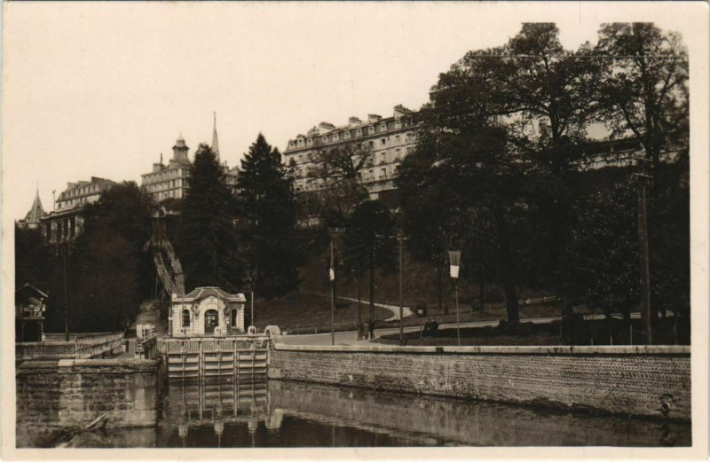 Carte postale ancienne Pau Sortie de la Gare France à Pau
