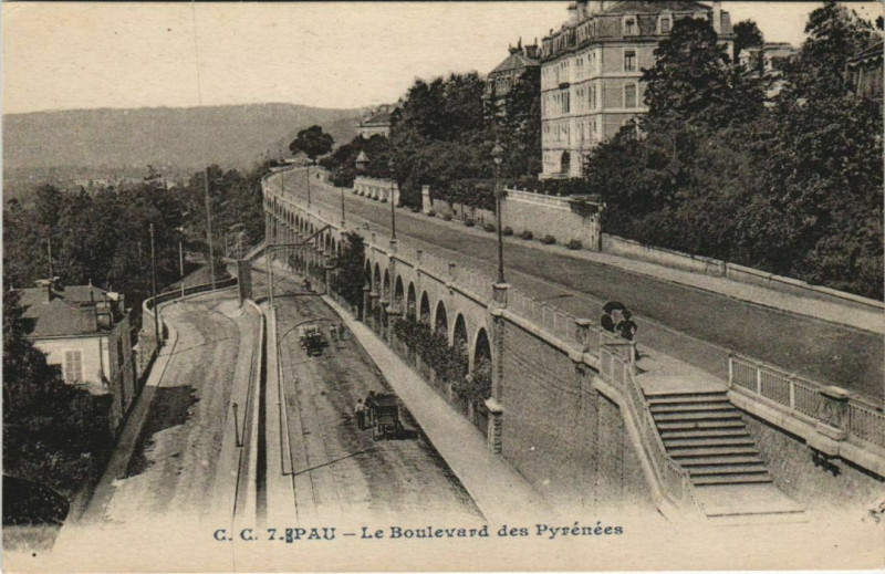 Carte postale ancienne Pau Boulevard des Pyrenees France à Pau
