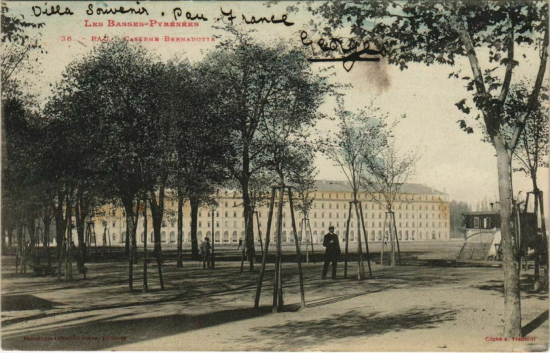 Carte postale ancienne Pau Caserne Bernadotte France à Pau