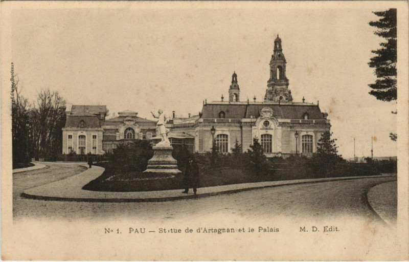 Carte postale ancienne Pau Statue de d'Artagnan et le Palais France à Pau