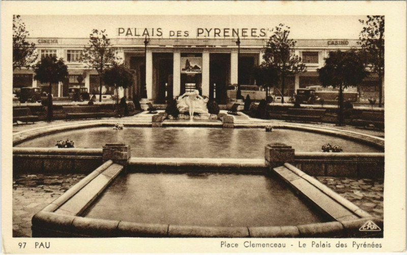 Carte postale ancienne Pau Place Clemenceau ,Palais des Pyrenees France à Pau