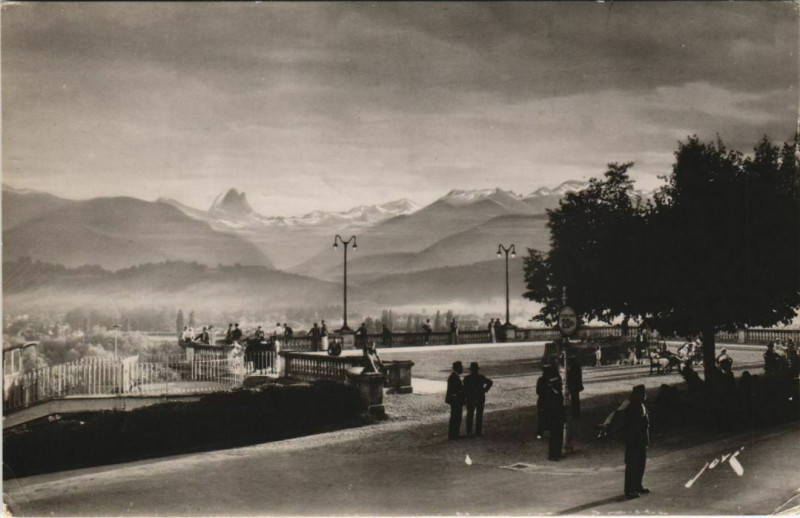 Carte postale ancienne Pau La terrasse, la Chaine des Pyrenees France à Pau
