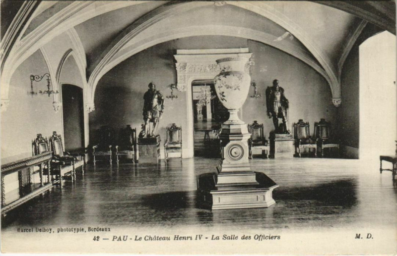 Carte postale ancienne Pau Chateau d'Henri Iv ,Salle des Officiers France à Pau