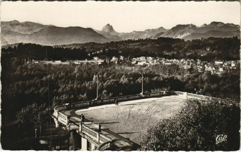 Carte postale ancienne Pau Esplanade et la Chaine des Pyrenees France à Pau