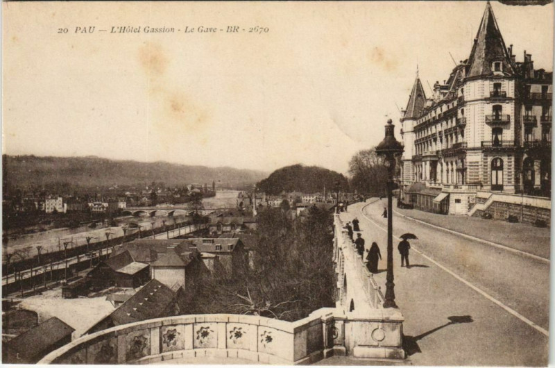 Carte postale ancienne Pau Hotel Gassion, le Gave France à Pau
