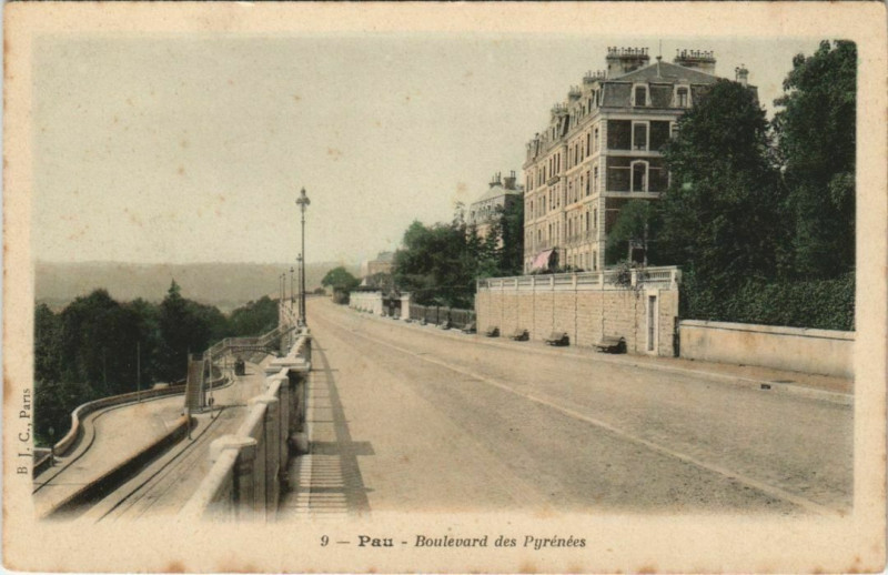 Carte postale ancienne Pau Boulevard des Pyrenees France à Pau