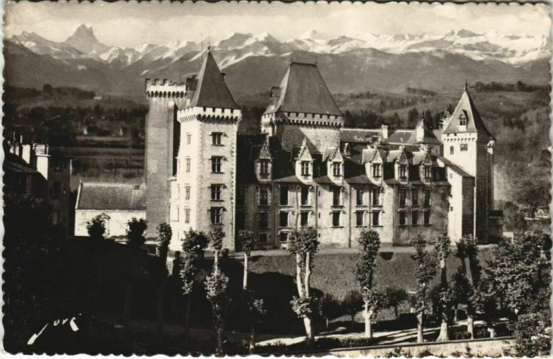 Carte postale ancienne Pau Le Chateau et la Chaine des Pyrenees France à Pau