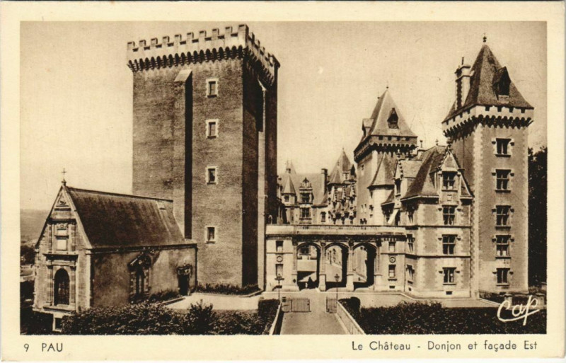 Carte postale ancienne Pau Le Chateau ,Donjon et facade est France à Pau