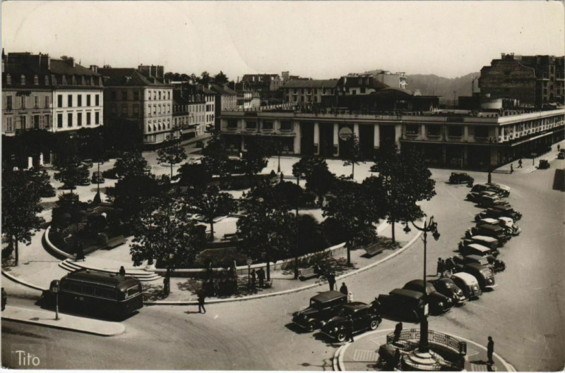 Carte postale ancienne Pau La Place Georges Clemenceau France à Pau