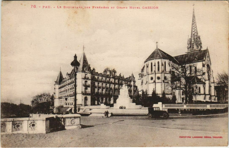 Carte postale ancienne Pau Boulevard des Pyrenees et Grand Hotel Gassion France à Pau
