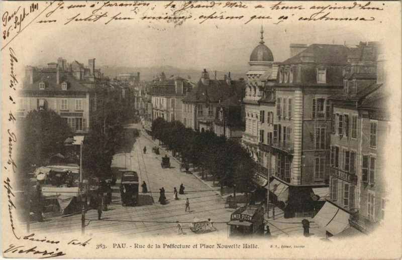 Carte postale ancienne Pau Rue de la Prefecture et Place Nouvelle Halle France à Pau