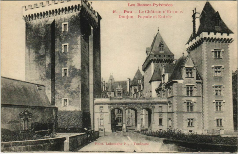 Carte postale ancienne Pau Chateau d'Henri Iv ,Facade et Entree France à Pau