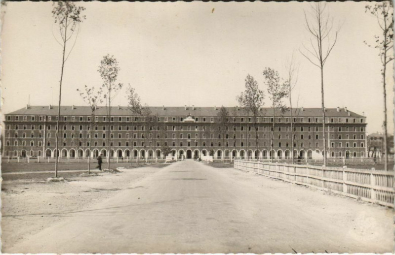 Carte postale ancienne Pau Caserne Bernadotte France à Pau