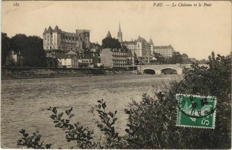 Carte postale ancienne Pau Le Chateau et le Pont France à Pau
