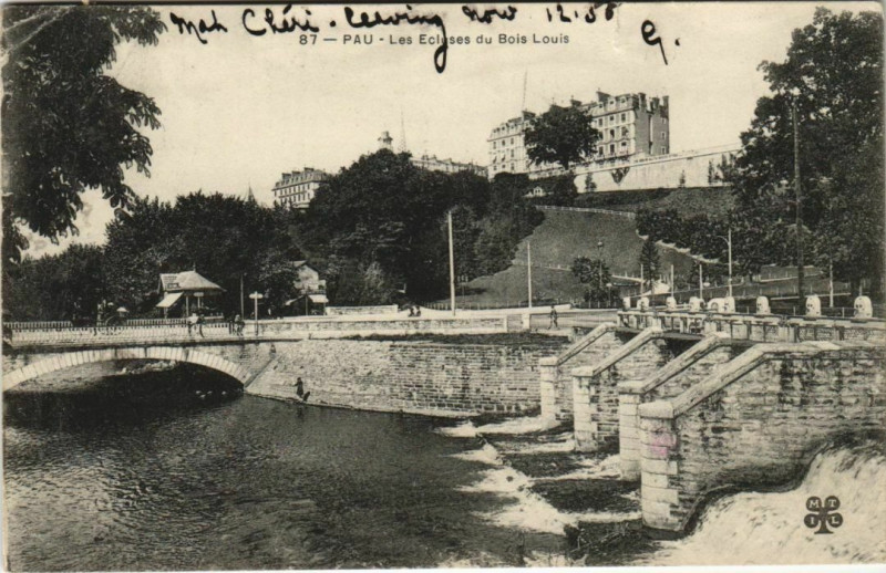 Carte postale ancienne Pau Les Ecluses du Bois Louis France à Pau