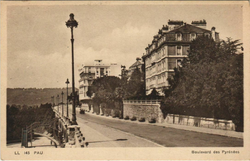 Carte postale ancienne Pau Boulevard des Pyrenees France à Pau