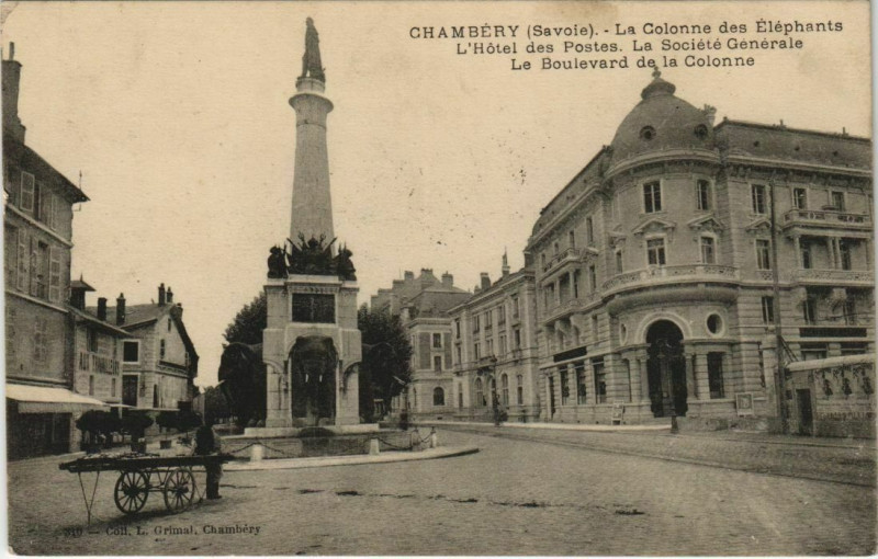 Carte postale ancienne Chambery La Colonne des Elephants - L'Hotel des Postes