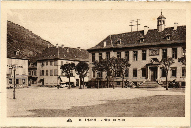 Carte postale ancienne Thann - Rue L'Hotel de Ville à Thann
