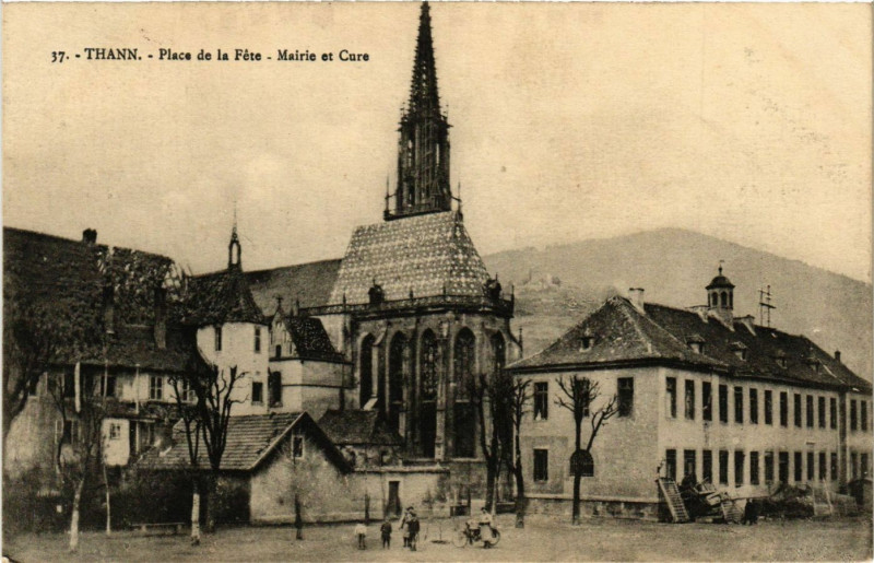 Carte postale ancienne Thann - Place de la Fete - Mairie et Cure à Thann