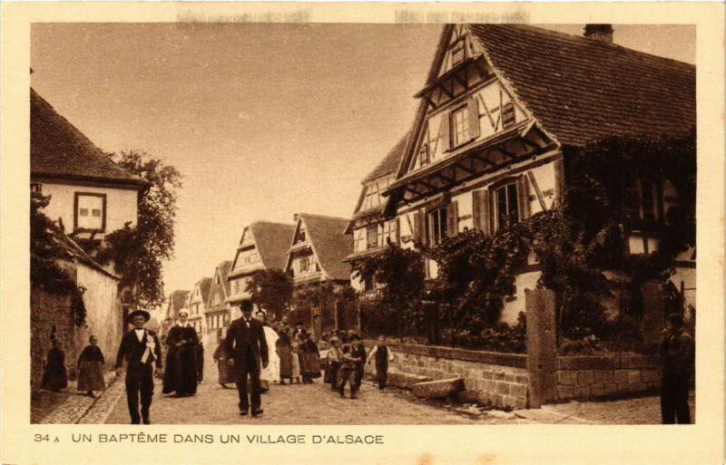 Carte postale ancienne Un Baptémedans un Village d'Alsace