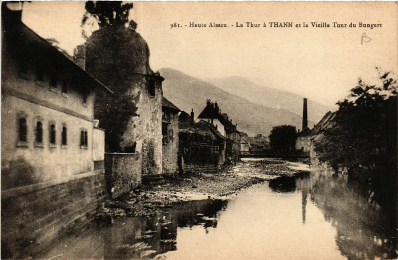 Carte postale ancienne La Thur a Thann et la Vieille Tour du Bungert à Thann
