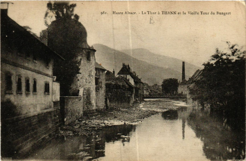 Carte postale ancienne Le Thur a Thann et la Vieille tour du Rungert à Thann