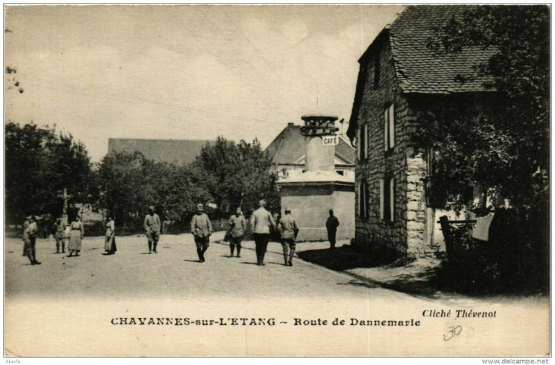 Carte postale ancienne Chavannes-sur-l'Etang Route de Dannemarie