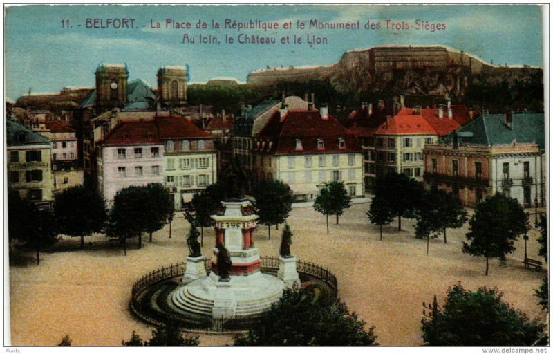 Carte postale ancienne Belfort La Place de la Republique et le Monument à Belfort