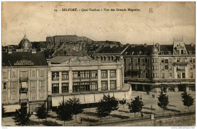 Carte postale ancienne Belfort Quai Vauban Vue des Grands Magasins à Belfort