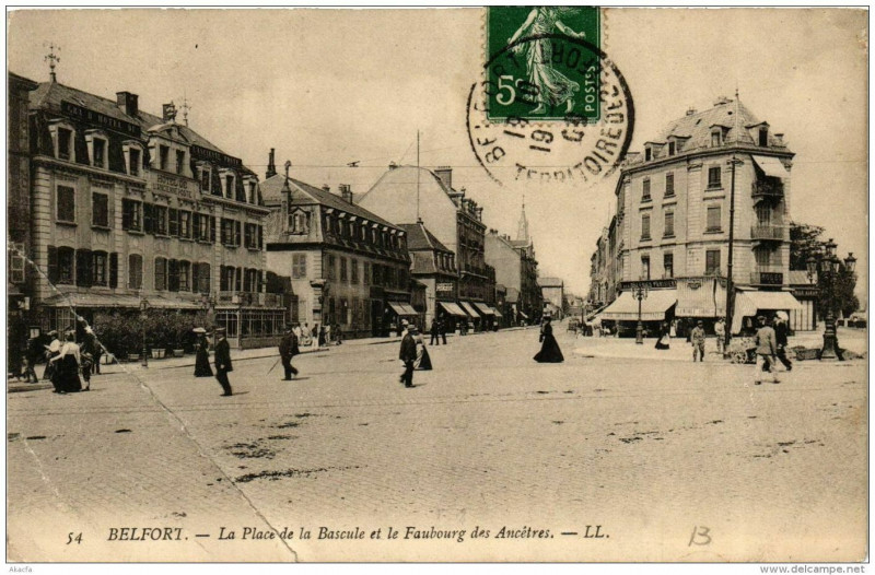 Carte postale ancienne Belfort La Place de la Bascule et le Faubourg des Ancétres à Belfort