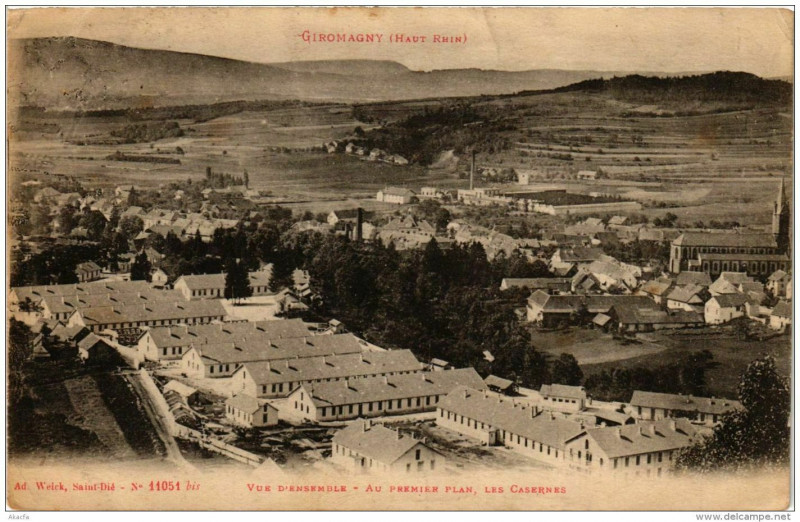 Carte postale ancienne Giromagny Vue d'ensemble au premier plan les Casernes à Giromagny