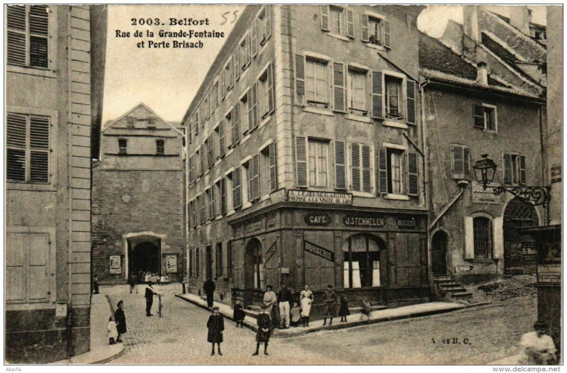 Carte postale ancienne Belfort Rue de la Grande-Fontaine et Porte Brisach à Belfort