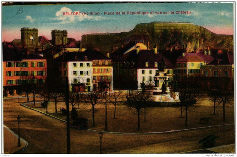 Carte postale ancienne Belfort Place de la Republique et vue sur le Chateau à Belfort