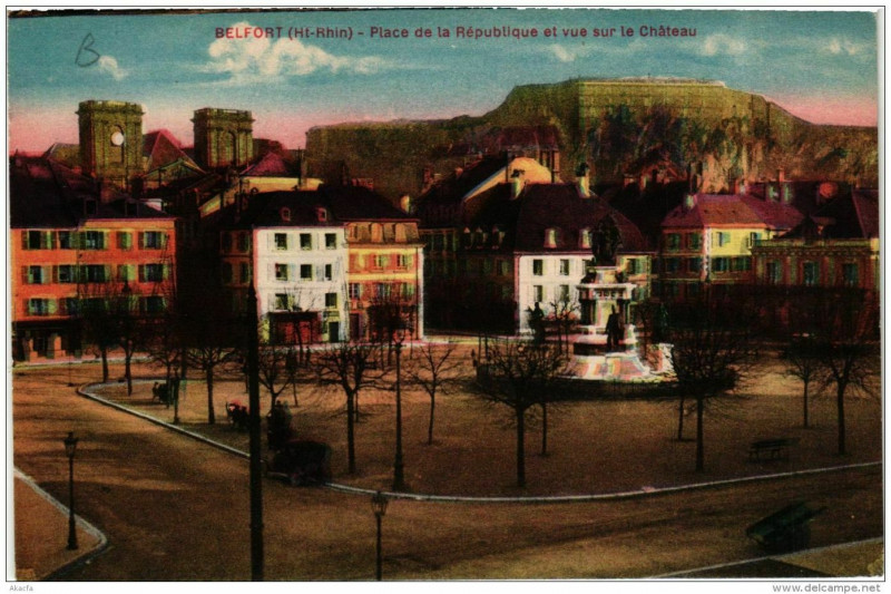 Carte postale ancienne Belfort Place de la Republique et vue sur le Chateau à Belfort