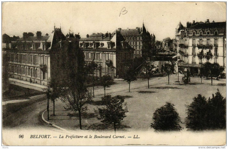 Carte postale ancienne Belfort La Préfecture et le Boulevard Carnot à Belfort