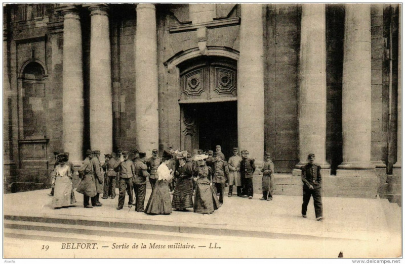Carte postale ancienne Belfort Sortie de la Messe militaire à Belfort