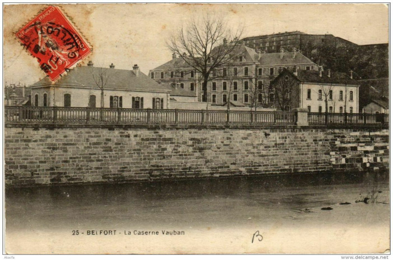 Carte postale ancienne Belfort La Caserne Vauban à Belfort