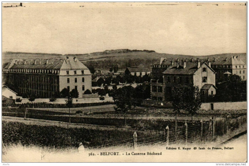 Carte postale ancienne Belfort La Caserne Béchaud à Belfort