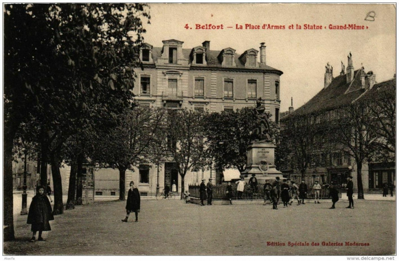 Carte postale ancienne Belfort La Place d'Armes et la Statue Quand Méme à Belfort