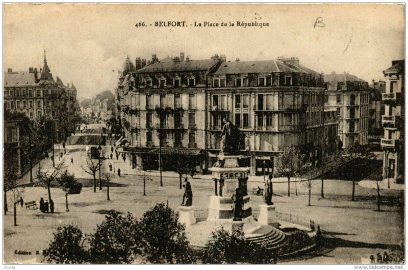 Carte postale ancienne Belfort La Place de la Republique à Belfort