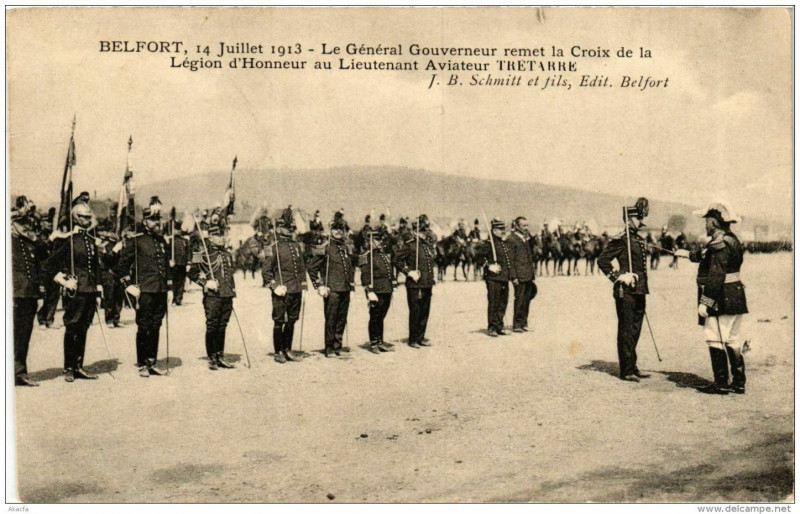 Carte postale ancienne Belfort Le General Gouverneur remet la Croix de la Legion à Belfort