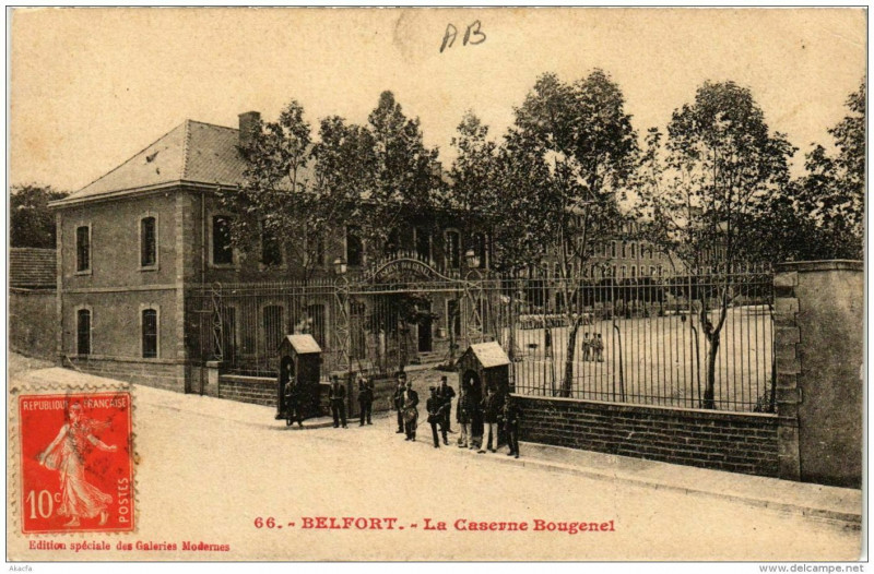 Carte postale ancienne Belfort La Caserne Bougenel à Belfort