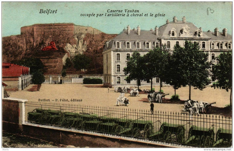 Carte postale ancienne Belfort Caserne Vauban occupée par l'artillerie a cheval France à Belfort