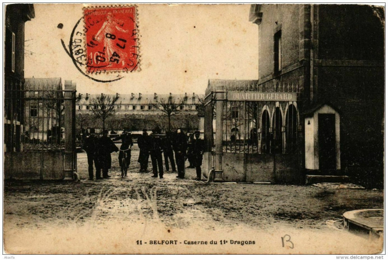 Carte postale ancienne Belfort Caserne du 11e Dragons à Belfort